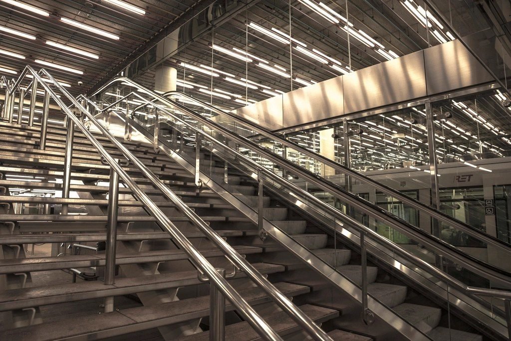 Escada metálica com corrimão em ambiente industrial (foto ilustrativa)